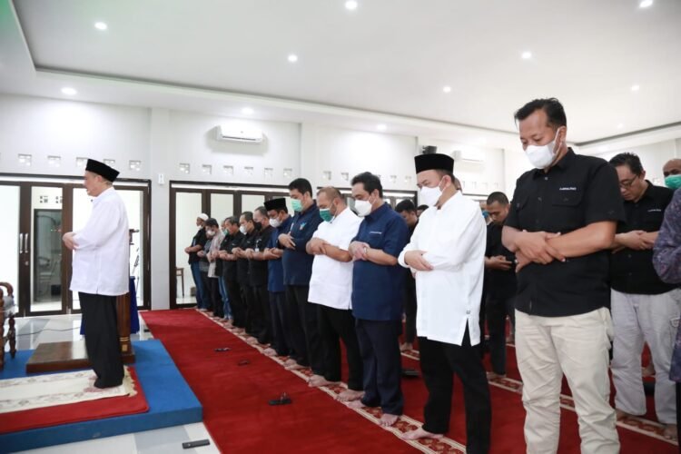 Jemaah salat di Masjid Nursiah Daud Paloh Lampung. (DOK LAMPOST)