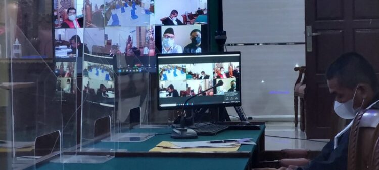 Komisi Pemberantasan Korupsi (KPK) menuntut terdakwa korupsi fee proyek pemkab Lampung Utara (Lampura), Akbar Tandaniria Mangkunegara, dengan hukuman empat tahun penjara di Pengadilan Negeri Tipikor Tanjungkarang, Rabu, 16 Maret 2022. (LAMPOST/ASRUL SEPTIAN)