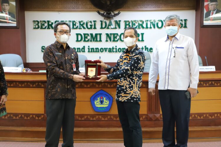 Universitas Lampung dan Kementerian Dalam Negeri melakukan penandatanganan pernyataan kehendak atau letter of intent (LoI). (Dok. Lampung Post)