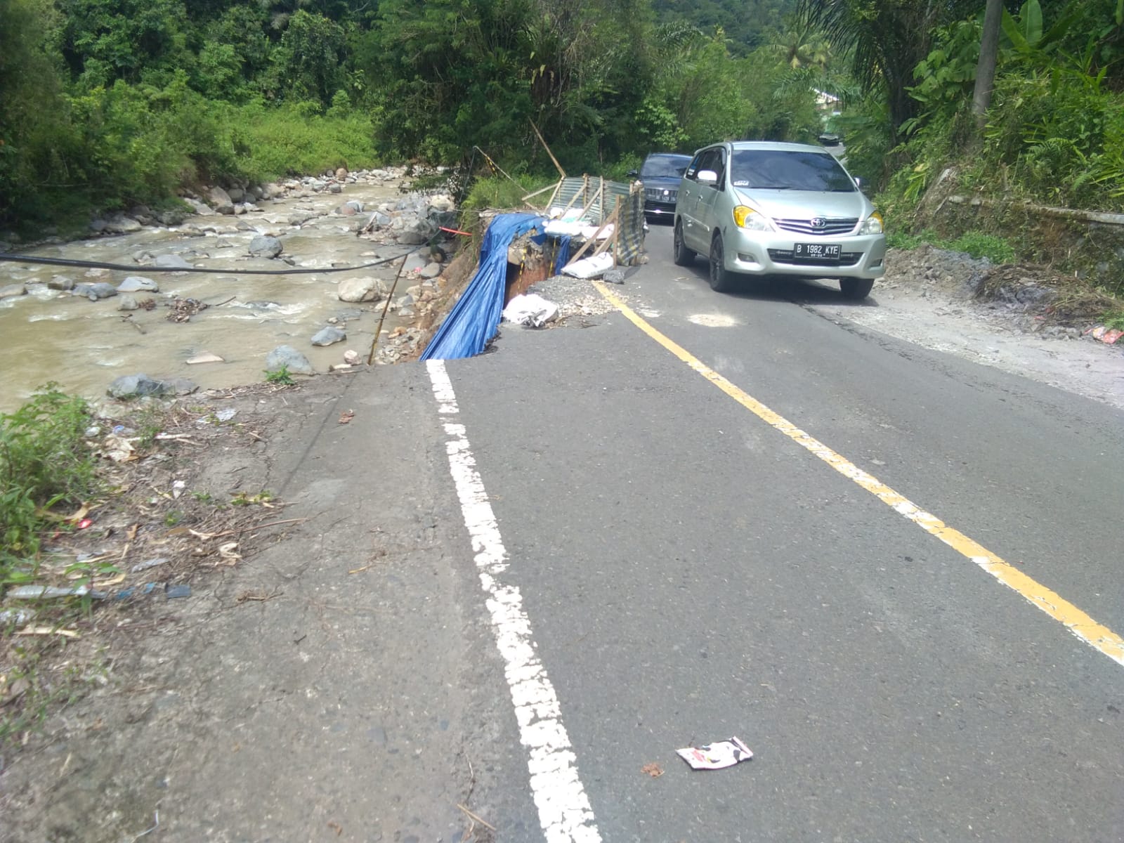 Jalan Kampung Memperlancar Akses Warga