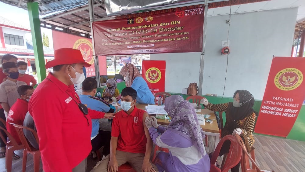 VAKSIN BOOSTER. Warga Binaan Rumah Tahanan (Rutan) Kelas IIA Menggala menerima vaksin booster Covid–19 atas sinergi yang dijalin dengan BIN dan Dinkes Tulangbawang, beserta Puskesmas Menggala, Jumat (1/4). Kegiatan dilakukan diharapkan dapat memberikan kekebalan imunitas bagi Warga Binaan Rutan Menggala dan sebagai upaya tindak lanjut vaksinasi dosis kedua warga binaan yang telah dimulai sejak Februari lalu.
n MTVL/RAHMAN  WIJAYANTO