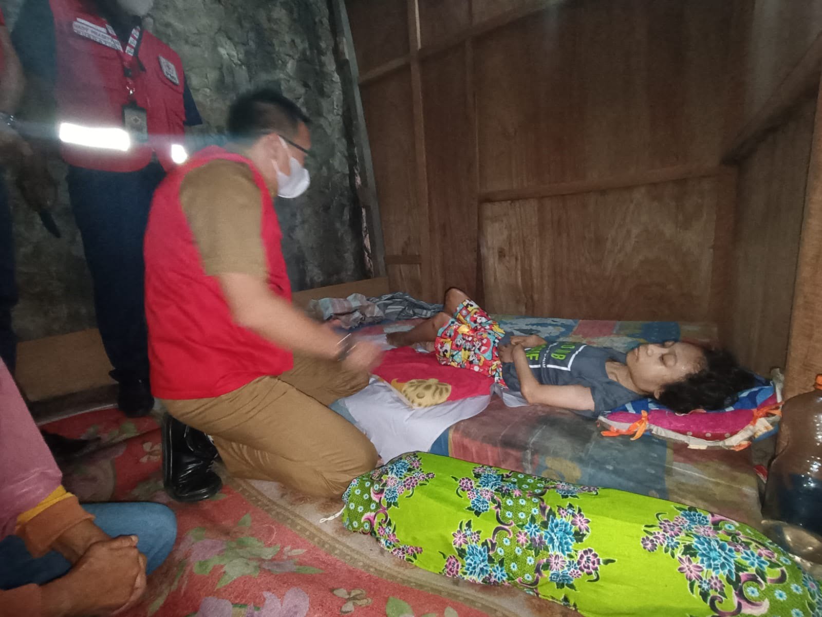 Kabid Anggota dan Relawan PMI Provinsi Lampung dr Johan Lius saat mengunjungi salah satu warga Waylunik, Panjang Bandar Lampung bernama Astri (24) yang mengidap penyakit langka, Senin (25/4). Astri mengalami trauma tulang belakang yang mengakibatkan tulang yang ada di tubuhnya alami kelainan pertumbuhan.
MTVL / PUTRI PURNAMASARI
