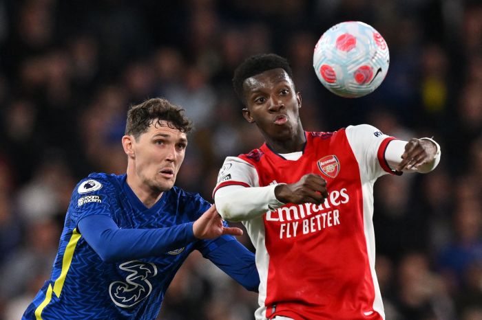 LIGA PRIMER INGGRIS.
Penyerang Arsenal Eddie Nketiah (kanan) berduel dengan bek Chelsea Andreas Christensen dalam laga Liga Primer Inggris. Kemenangan 4-2 Arsenal atas Chelsea menumbuhkan harapan The Gunners untuk finis empat besar Liga Primer Inggris.
AFP/GLYN KIRK