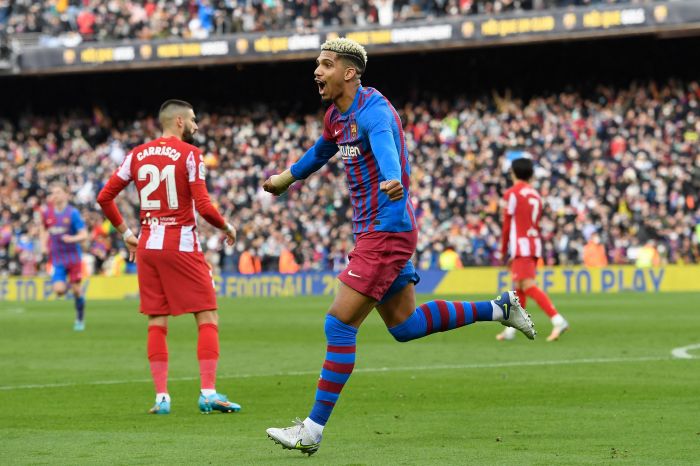 CETAK GOL.
Bek Barcelona Ronald Araujo melakukan selebrasi usai mencetak gol ke gawang lawan. Barca mencapai kesepakatan perpanjangan kontrak bek asal Uruguay Ronald Araujo hingga 2026 mendatang.
AFP/JOSEP LAGO