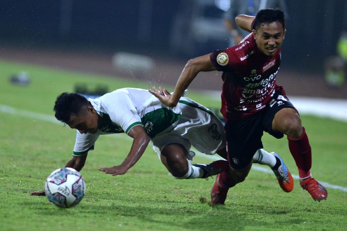PERPANJANG KONTRAK. Bek Bali United Ricky Fajrin (kanan) mencapai kata sepakat dengan Bali United FC untuk memperpanjang masa baktinya bersama tim.
ANTARA/FIKRI YUSUF