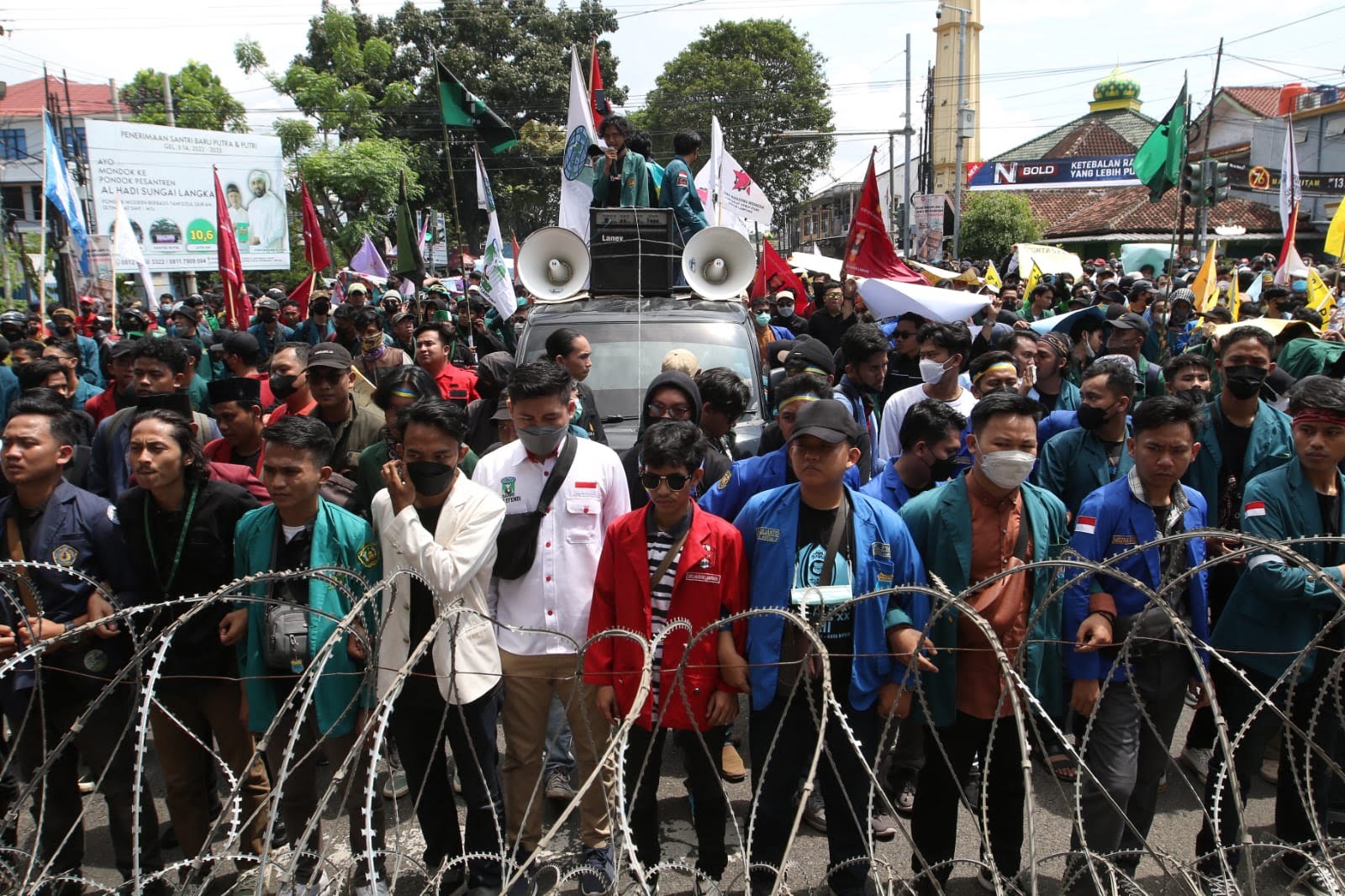 UNJUK RASA MAHASISWA DI LAMPUNG. Mahasiswa berunjuk rasa di depan gerbang masuk Gedung DPRD Provinsi Lampung, Lampung, Rabu (13/4).  Unjuk rasa gabungan BEM Mahasiswa atau Aliansi Lampung Memanggil tersebut menuntut pemerintah menurunkan harga bahan bakar minyak (BBM), menstabilkan harga minyak goreng serta menolak wacana perpanjangan masa jabatan presiden dan penundaan Pemilu 2024.
LAMPUNG POST/ZAINUDDIN