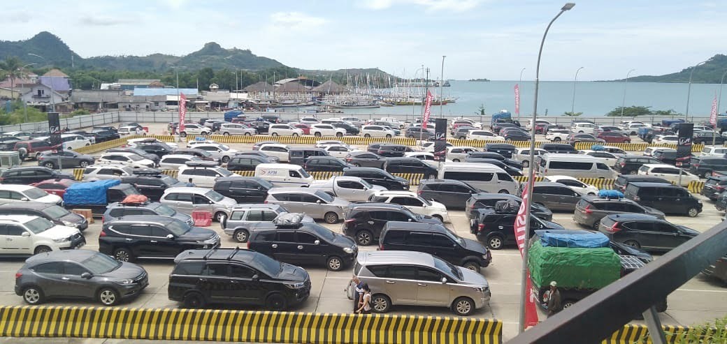 PENINGKATAN PENUMPANG. Antrean kendaraan saat memasuki kapal ro-ro di Pelabuhan Bakauheni, Lampung Selatan, Selasa (26/4).
MTVL/RUSTAM EFFENDI