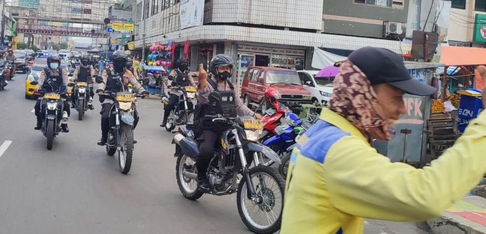 PATROLI RUTIN. Satuan Samapta Polresta Bandar Lampung saat melakukan patroli rutin di Jalan Raden Intan, Bandar Lampung, Senin (18/4). Patroli dilaksanakan pada jam-jam rawan dengan sasaran pusat perbelanjaan, perbankan, permukiman, dan daerah rawan terjadinya tindak kriminalitas hingga patroli ke perbatasan kota guna mencegah terjadinya tindak pidana di wilayah hukum Polresta Bandar Lampung.
LAMPUNG POST/ZAINUDDIN