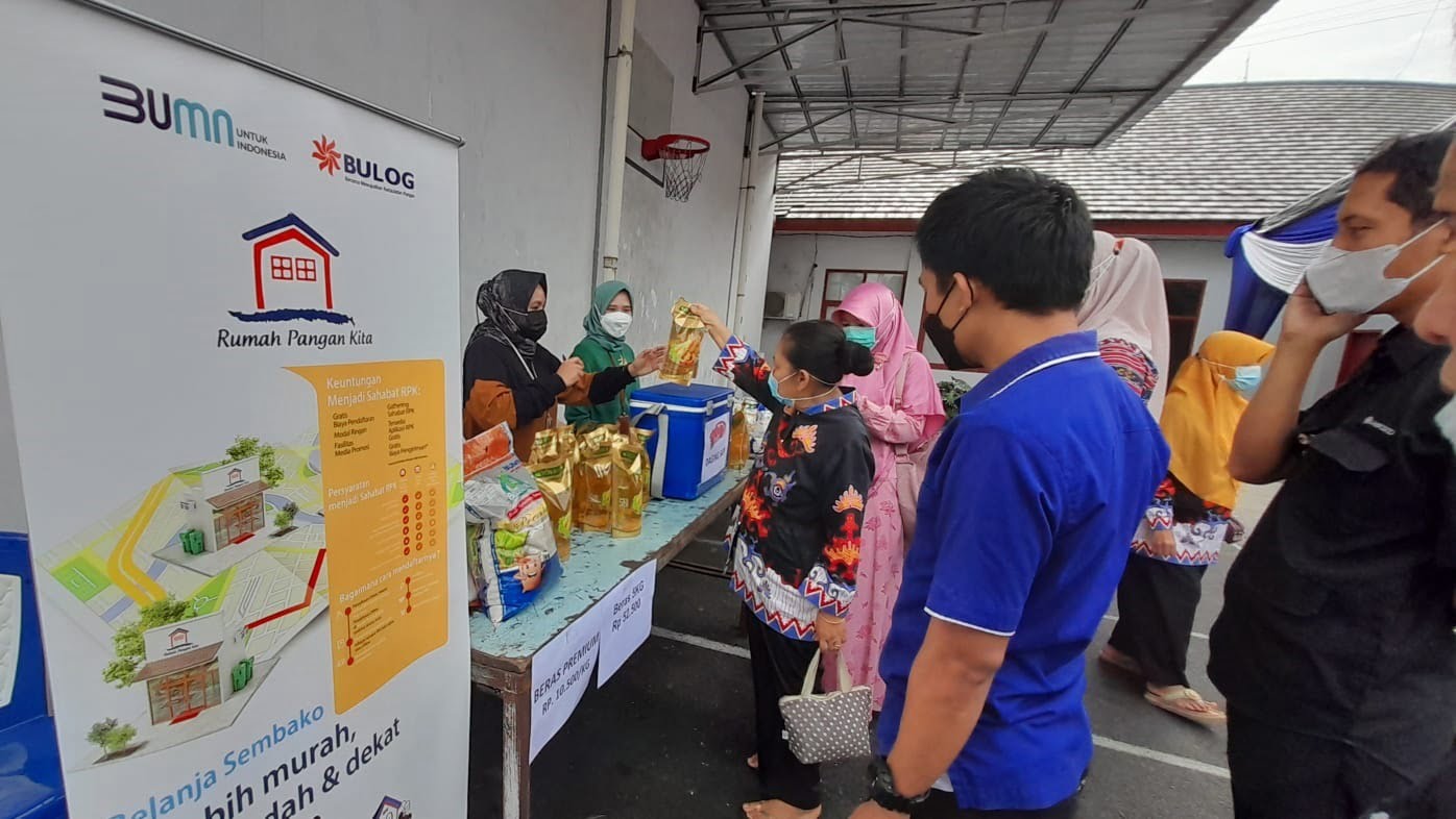BAZAR KULINER DAN PASAR MURAH. Masyarakat antre untuk membeli bahan kebutuhan pokok di bazar kuliner dan pasar murah Ramadan di halaman Lampung Post Jalan Soekarno-Hatta No 108, Rajabasa, Bandar Lampung, Selasa (26/4).
LAMPUNG POST/TRIYADI ISWORO