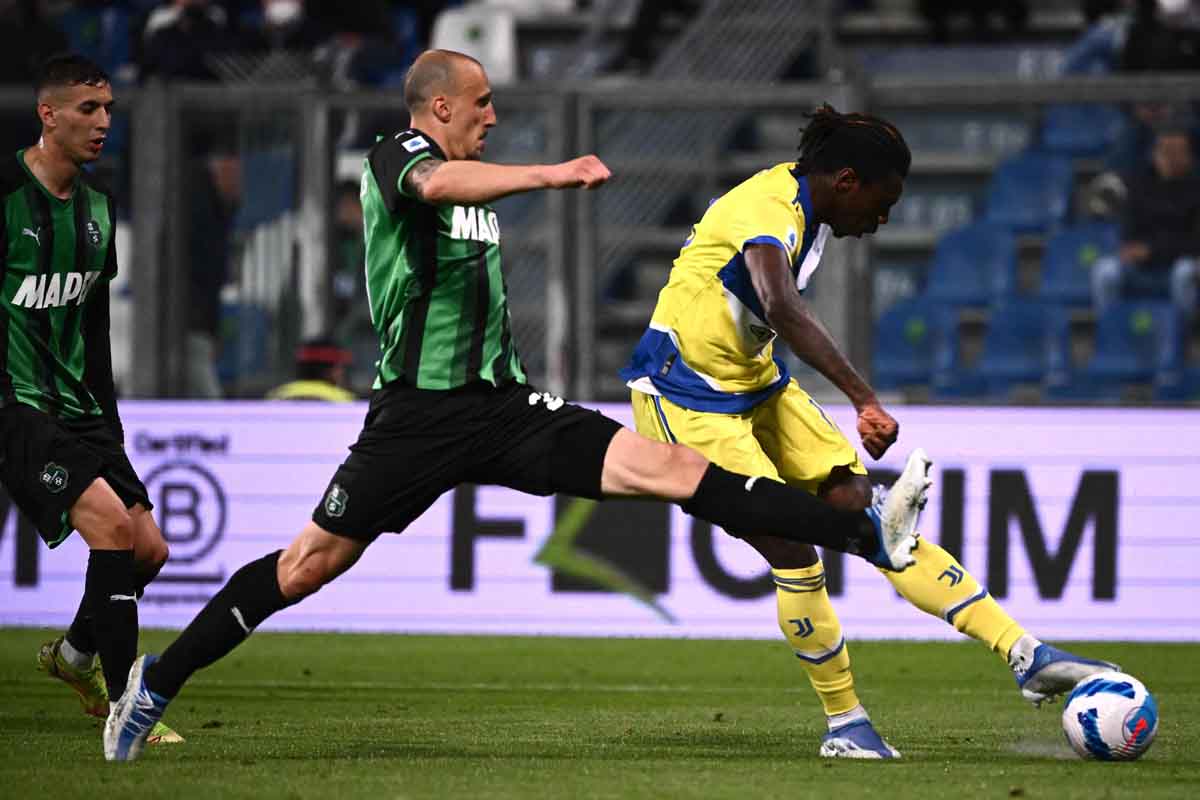 JUVENTUS KALAHKAN SASSUOLO 2-1. Penyerang Juventus, Moise Kean, melepaskan tendangan yang berhasil menjadi gol kedua timnya saat pertandingan sepak bola Serie A Italia antara Sassuolo dan Juventus di Stadion Citta del Tricolore di Reggio Emilia, Selasa (26/4). Moise Kean membuat kejutan dengan gol pada menit terakhir pertandingan. Ia membawa Juventus menang 2-1 atas Sassuolo dalam pertandingan tersebut.
AFP/MARCO BERTORELLO