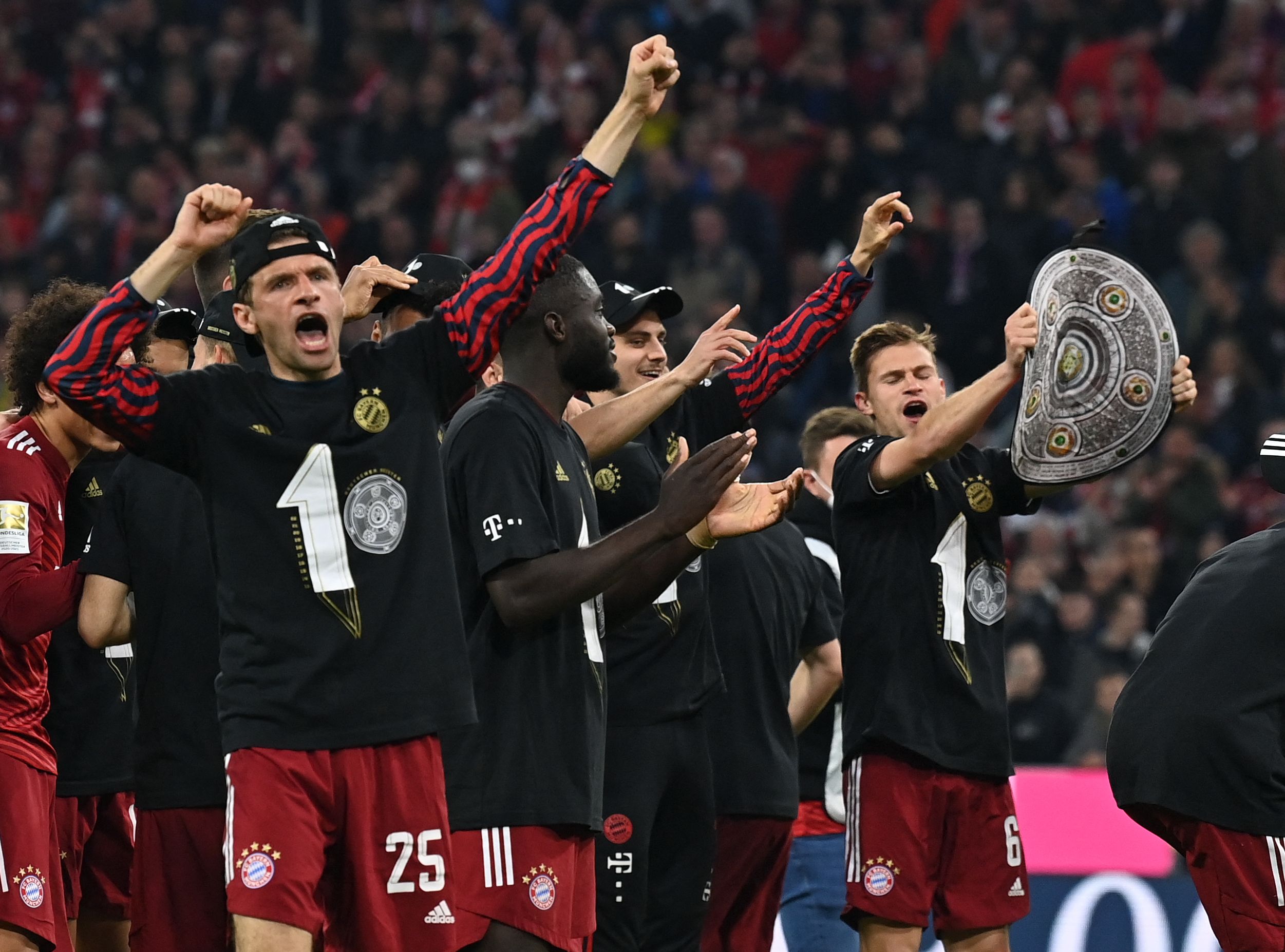 BAYERN MUENCHEN JUARA BUNDESLIGA. Pemain Bayern Muenchen merayakan kemenangan setelah pertandingan sepak bola Divisi Satu Bundesliga antara Bayern Muenchen dan Borussia Dortmund di Munich, Jerman, Sabtu 23/4). Muenchen mengunci trofi ke-32 Bundesliga usai memenangi duel klasik melawan Borussia Dortmund 3-1 di Allianz Arena.
(AFP/CHRISTOF STACHE)