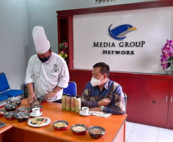 General Manager Novotel Lampung, Samian Rais bersama Executive Chef Hotel Novotel, Rachmat Mulyana menawarkan menu kuliner Ramadan Wonderful Indonesia Hotel Novotel Lampung saat berkunjung di Lampung Post, Jumat, 1 April 2022. (Lampost/Triyadi Isworo)