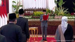 Presiden meminta kepada jajaran komisioner KPU dan Bawaslu periode 2022-2027 yang baru saja dilantik-nya untuk segera tancap gas mempersiapkan Pemilu dan Pilkada Serentak 2024.