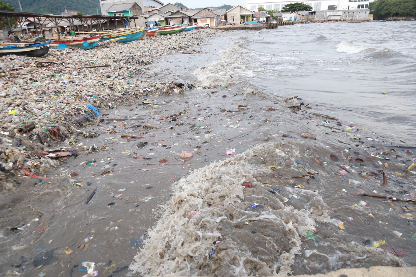 Ombak besar dan angin kencang menyebabkan banjir rob di Pantai Sukaraja, Senin, 16 Mei 2022. LAMPUNG POST/ZAINUDDIN