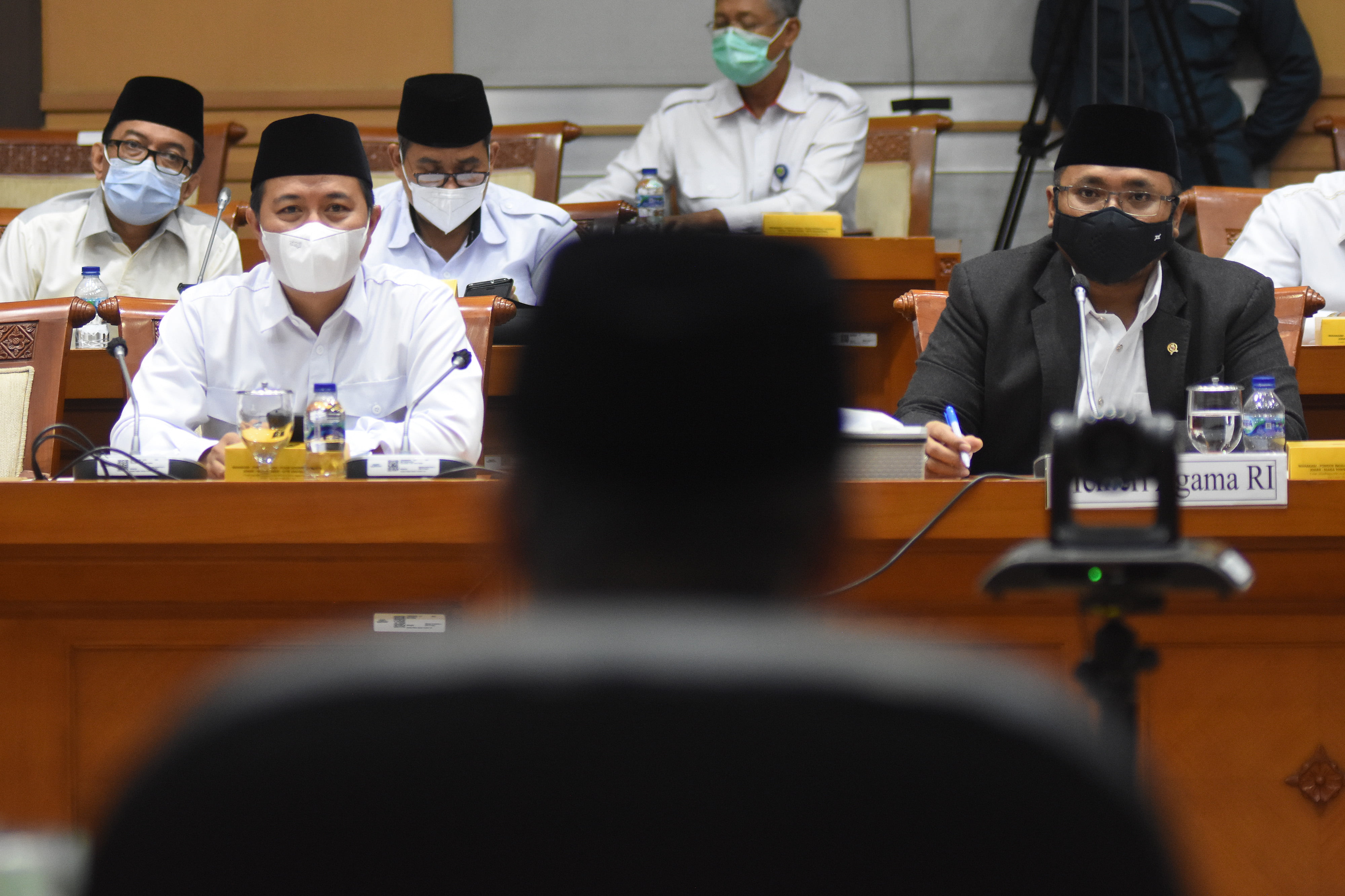 Menteri Agama Yaqut Cholil Qoumas (kanan) mengikuti rapat kerja dan rapat dengar pendapat dengan Komisi VIII DPR di Kompleks Parlemen, Senayan, Jakarta, Senin (30/5/2022). ANTARA FOTO/Indrianto Eko Suwarso/aww.