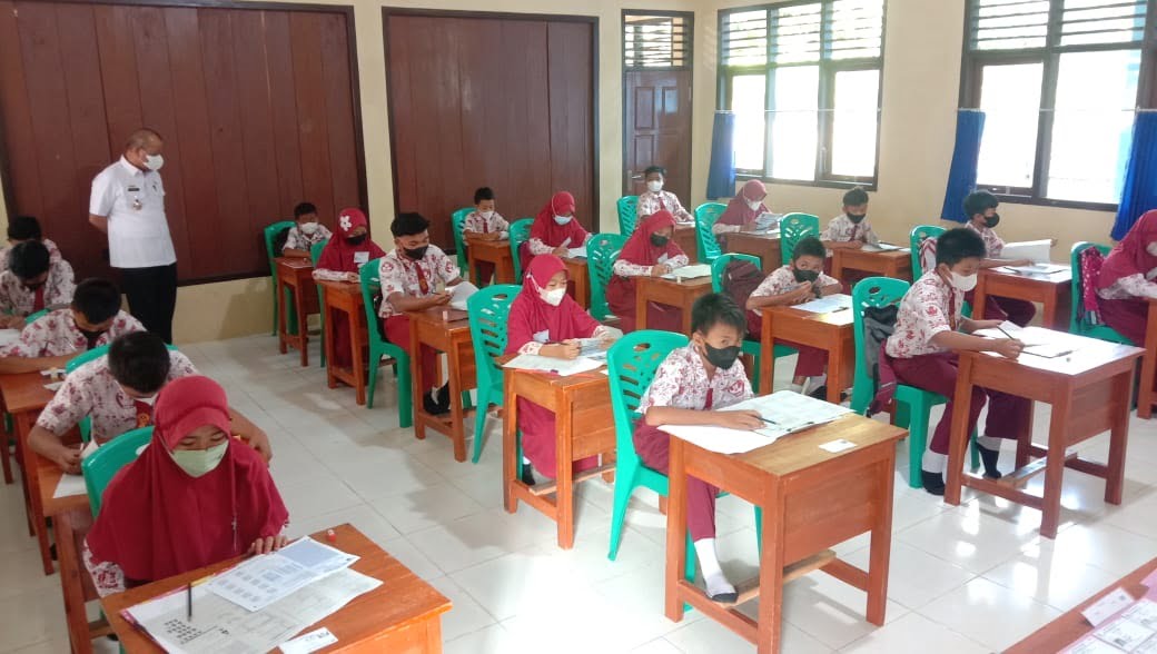 MONITORING UJIAN SEKOLAH. Plt Sekretaris Kabupaten Pesisir Barat Jalaludin melakukan monitoring ujian sekolah (US) tahun pelajaran 2021/2022, Rabu (11/5). Monitoring kegiatan US itu dilakukan di SDN 10 Krui, SDN 6 Krui, dan SDN 9 Krui di Kecamatan Pesisir Tengah.
(DOK LAMPUNG POST)