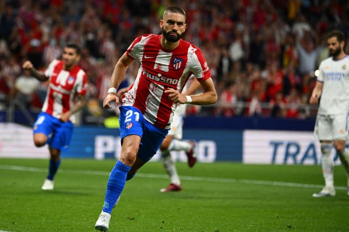 CETAK GOL.
Gelandang Atletico Madrid Yannick Carrasco melakukan selebrasi usai mencetak gol di laga La Liga melawan Real Madrid di Stadion Wanda Metropolitano, Senin (9/5) dini hari WIB.
AFP/GABRIEL BOUYS