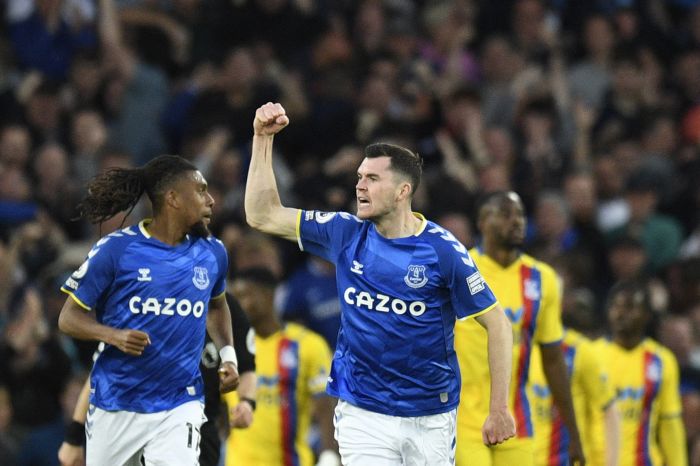 RAYAKAN KEMENANGAN EVERTON.
Everton keluar dari lubang degradasi seusai menang atas Crystal Palace 3-2 pada laga di Goodison Park, Jumat (20/5) dini hari WIB.
AFP/OLI SCARFF