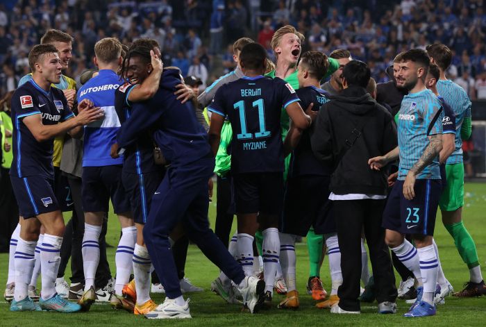 RAYAKAN KEMENANGAN. Para pemain Hertha Berlin melakukan selebrasi usai mengalahkan Hamburg pada laga playoff promosi-degradasi Bundesliga, Selasa (24/5) dini hari WIB.
AFP/RONNY HARTMANN