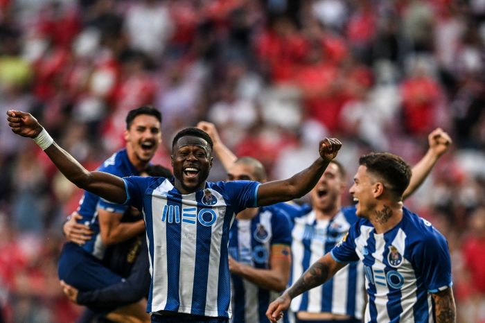 RAYAKAN KEMENANGAN.
Bek Porto asal Kongo Chancel Mbemba (kiri) merayakan dengan rekan satu timnya setelah memenangkan sepak bola Liga Portugal antara SL Benfica.
AFP