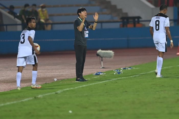 BERI ARAHAN. Pelatih Timnas U-23 Shin Tae-yong memberikan arahan kepada anak asuhnya saat laga kontra Timor Leste di SEA Games Vietnam.
ANTARA/ADITYA PRADANA PUTRA