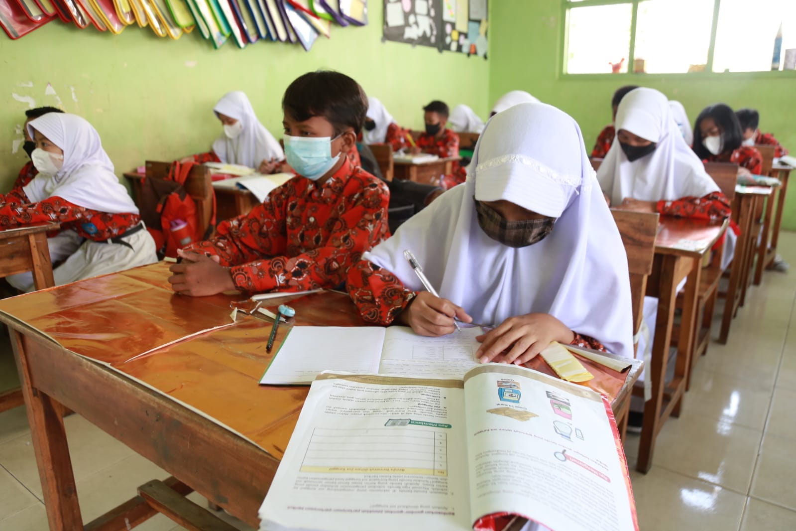 PEMBELAJARA TATAP MUKA 100%. Siswa SDN 1 Palapa, Bandar Lampung, sedang mengikuti pembelajaran tatap muka (PTM) 100% di sekolah tersebut, Kamis (12/5). Temuan kasus hepatitis akut di sejumlah daerah di Indonesia belum bisa jadi alasan pembelajaran tatap muka (PTM) di sekolah ditunda.
LAMPUNG POST/ZAINUDDIN