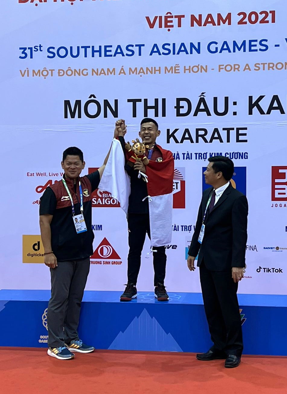 KARATEKA LAMPUNG SUMBANG EMAS. Karateka Indonesia asal Lampung, Ari Saputra, akhirnya berhasil meraih medali emas di Ajang SEA Games 2021 Vietnam, Rabu (18/5). Ari Saputra yang tampil di cabang olahraga (cabor) karate nomor kumite 60 kilogram putra itu tampil luar biasa dengan mengalahkan atlet tuan rumah, Van Hien Vo.
ISTIMEWA