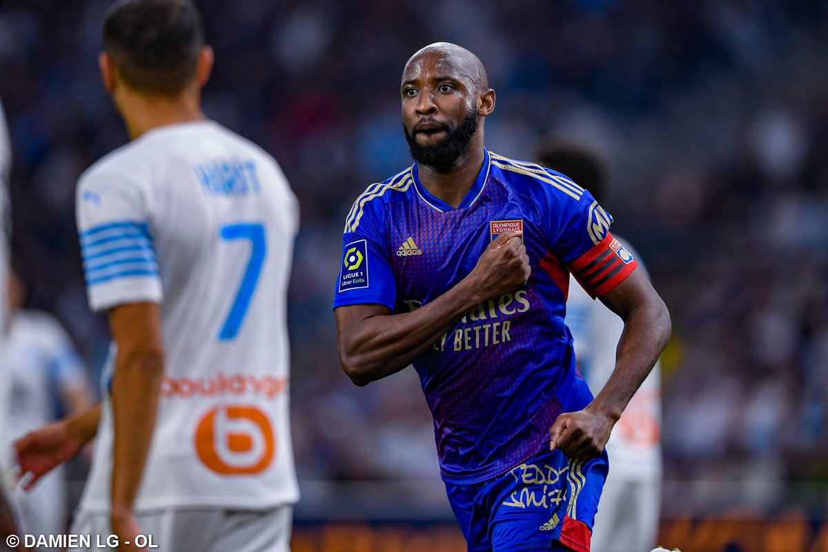 Pemain Lyon Moussa Dembele melakukan selebrasi usai mencetak gol ke gawang Marseille di laga Ligue 1. Twitter @OL_English