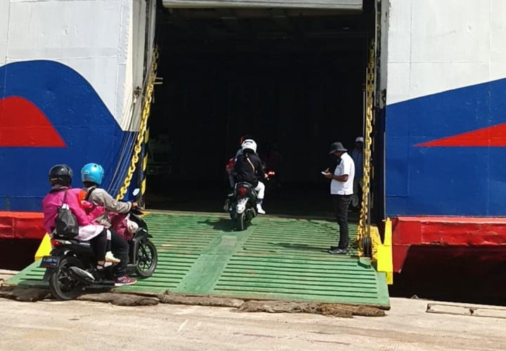 Pemudik pengendara motor menaiki kapal di Pelabuhan Panjang, Minggu, 8 Mei 2022.Lampung Post /Setiaji B. Pamungkas