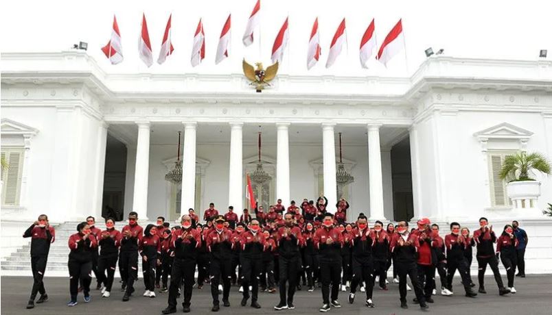 Presiden Joko Widodo bersama sejumlah atlet dan pendamping kontingen Indonesia yang akan berlaga pada SEA Games Ke-31 di Vietnam pada 12-23 Mei 2022 foto bersama pada acara pelepasan yang digelar di halaman Istana Merdeka, Jakarta, Senin 9 Mei 2022.ANTARA/HO-Biro Pers Setpres/Kris