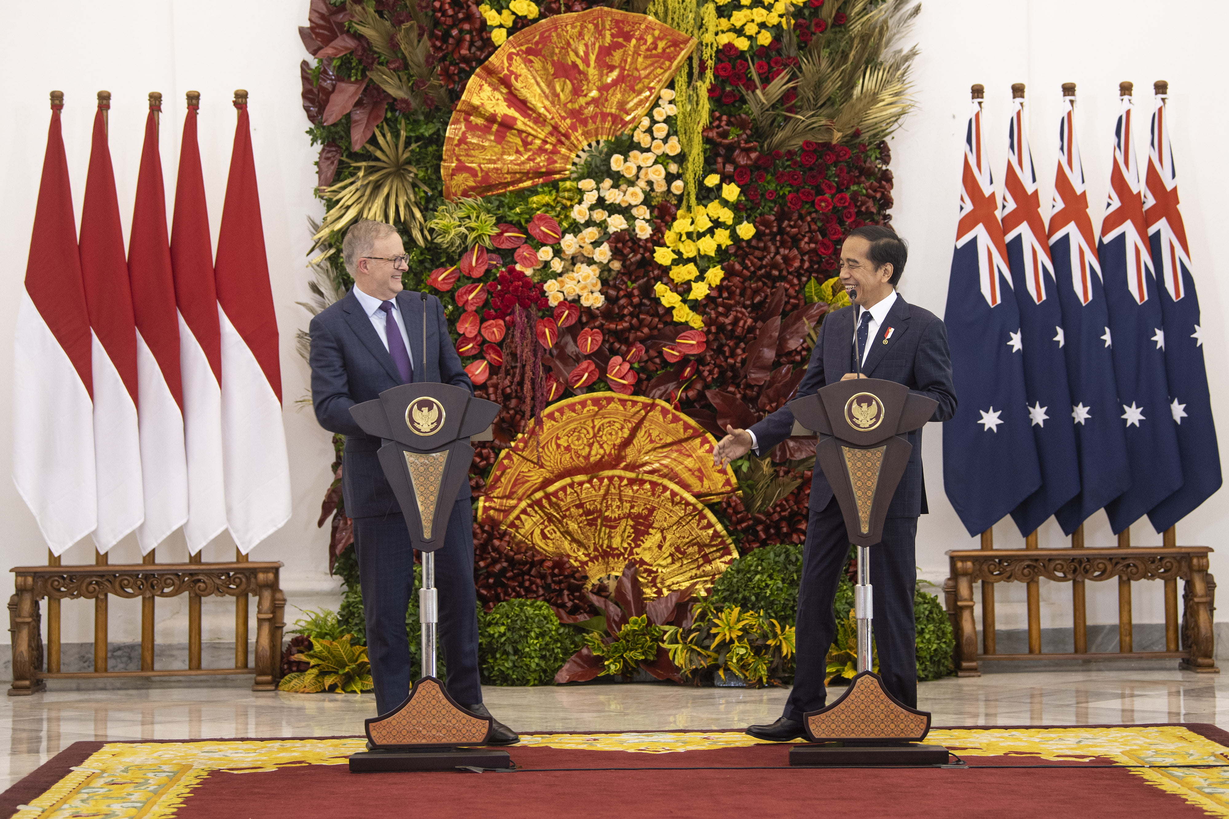 Presiden Joko Widodo (kanan) bersama Perdana Menteri Australia Anthony Albanese (kiri) menyampaikan pernyataan pers di Istana Kepresidenan Bogor, Jawa Barat, Senin (6/6/2022). Presiden Joko Widodo menerima kunjungan kenegaraan Perdana Menteri Australia Anthony Albanese yang merupakan kunjungan pertamanya setelah Anthony dilantik menjadi PM Australia pada 23 Mei 2022. ANTARA FOTO/Sigid Kurniawan/YU