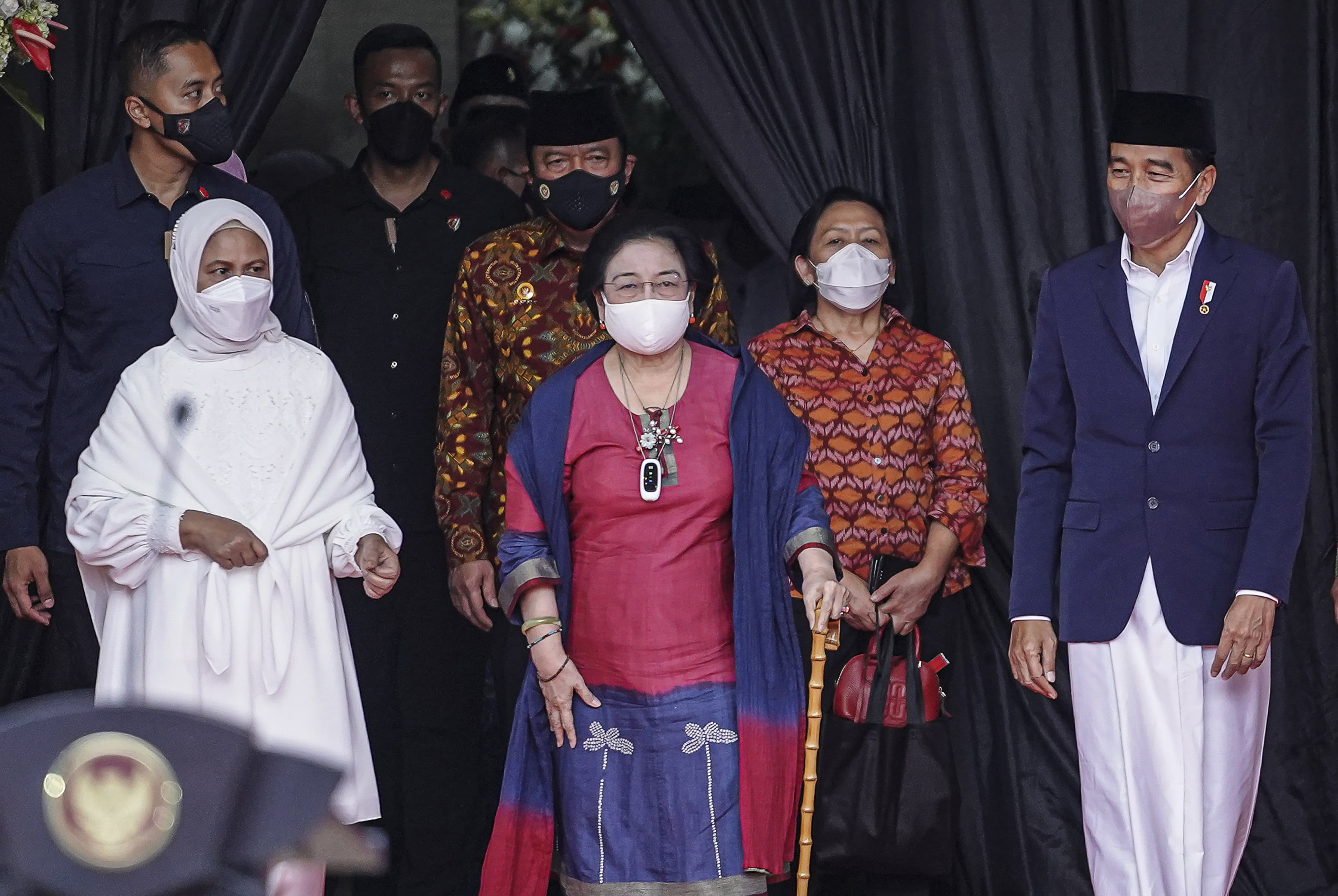 Presiden Joko Widodo (kanan) bersama Ibu Negara Iriana Joko Widodo (kiri) dan Presiden kelima RI yang juga Ketum PDIP Megawati Soekarnoputri (tengah) tiba menghadiri peresmian Masjid At-Taufiq di kawasan Lenteng Agung, Jakarta, Rabu (8/6/2022). Masjid At-Taufiq dibangun untuk mengenang jasa-jasa dan perjuangan almarhum Taufiq Kiemas. ANTARA FOTO/Dhemas Reviyanto/tom.