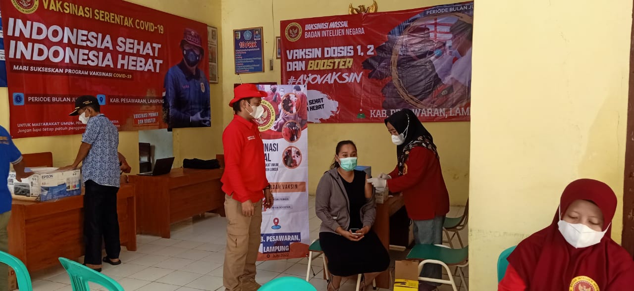 Pelaksanaan vaksinasi kepada masyarakat. Dok Putra Sakti/Lampost