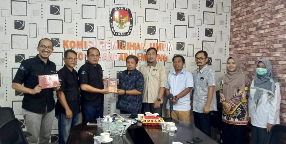 SILATURAHMI. Kadiv Lampung Post Mustaan Basran menyerahkan buku kepada Ketua KPU Kota Bandar Lampung Dedy Triyadi saat menerima silaturahmi jajaran Harian Umum Lampung Post, Kamis (23/6), di ruang rapat kantor KPU Bandar Lampung.
LAMPUNG POST/WIJI SUKAMTO