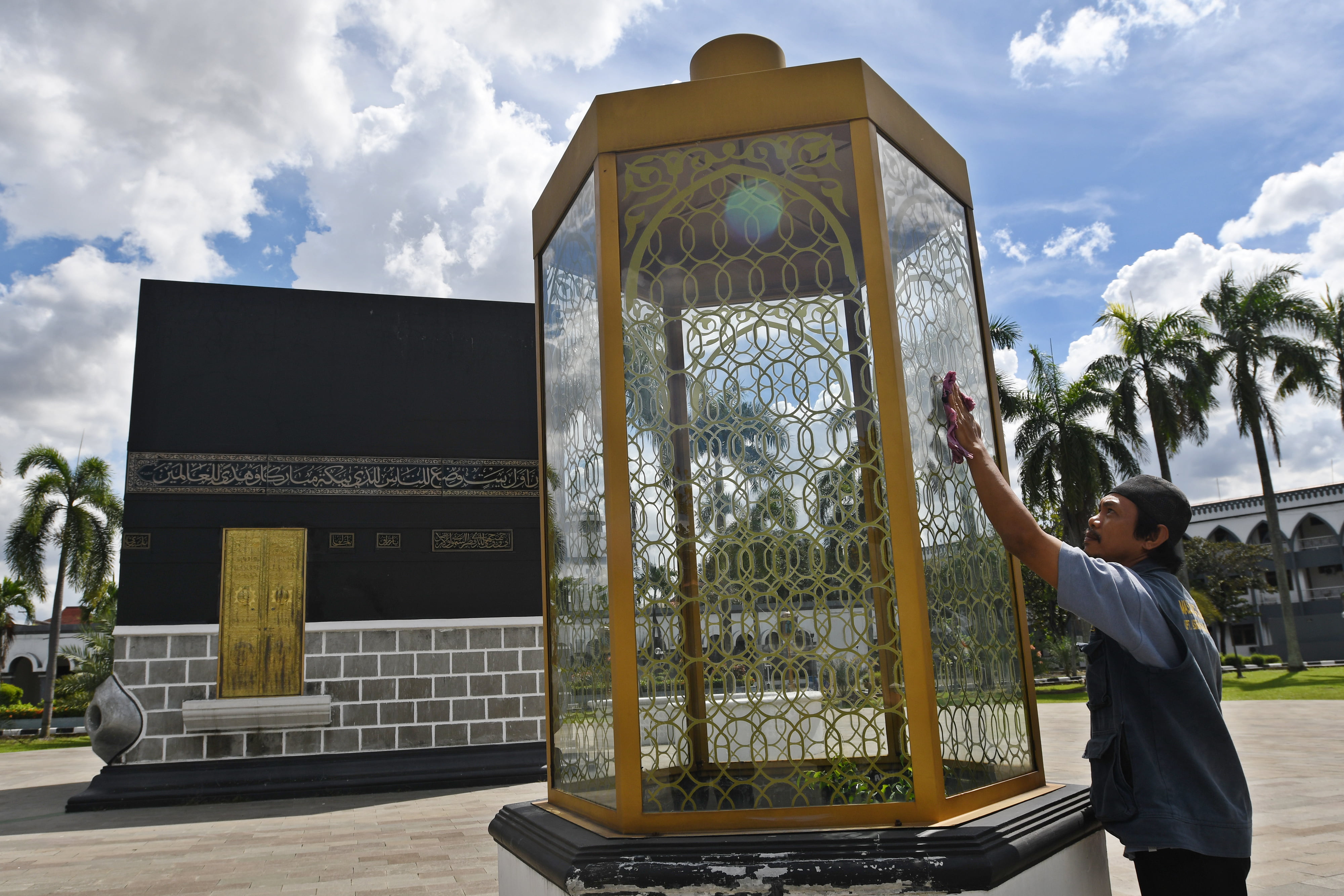 PERSIAPAN ASRAMA HAJI PONDOK GEDE. Petugas membersihkan replika makam Ibrahim dan Ka'bah di Asrama Haji Pondok Gede, Jakarta, Rabu (1/6). Kementerian Agama mempersiapkan sarana dan prasarana di lokasi tersebut untuk menyambut jemaah calon haji mulai Jumat (3/6).
ANTARA FOTO/ADITYA PRADANA PUTRA
