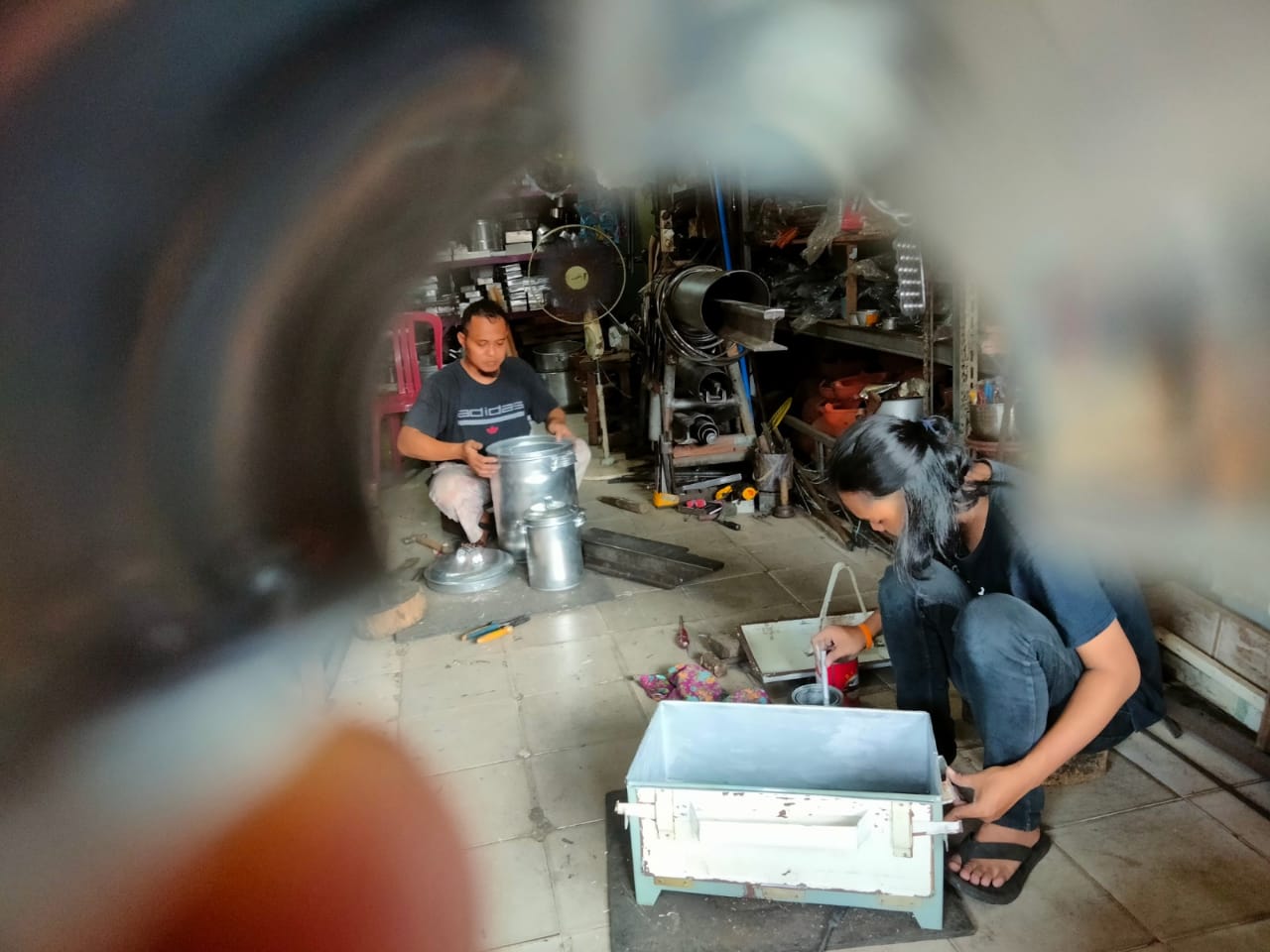 PRODUK UMKM. Perajin alumunium sedang membuat pesanan konsumennya di Jalan Wibisono Pasar Tugu, Tanjung Karang Timur Bandar Lampung, Senin (6/6). Kementerian Dalam Negeri mendorong pemerintah daerah belanja barang dan jasa melalui produk usaha kecil mikro dan menengah (UMKM) serta koperasi lokal. Organisasi pengusaha meminta seluruh pihak mengawal ketat proses ini sehingga tidak terjadi permainan dalam belanja anggaran.
Lampung Post / Zainuddin