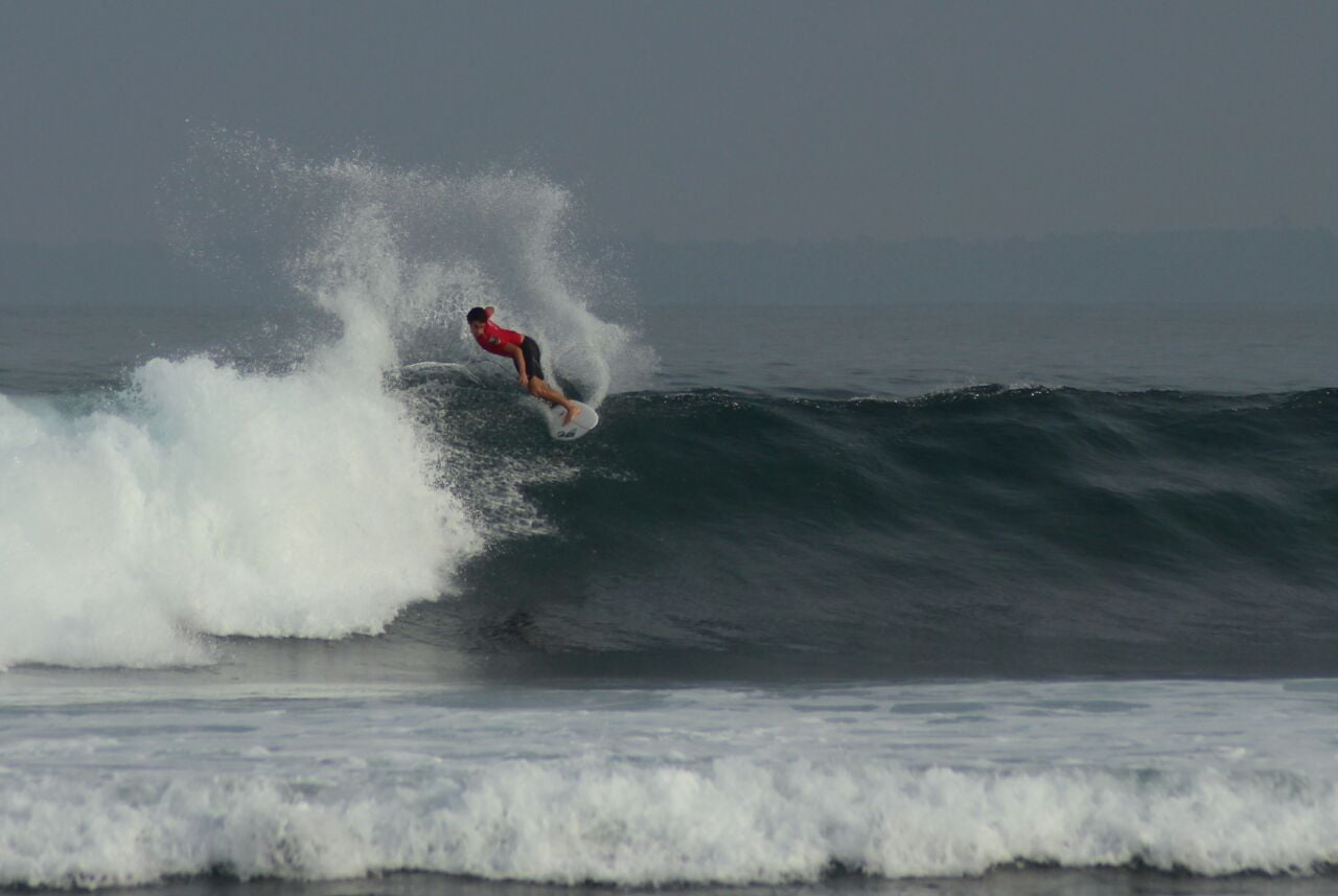 Peselancar sedang surfing di Tanjungsetia, Pesisir Barat, beberapa waktu yang lalu. Rencananya 218 peselancar yang berasal dari 17 negara akan mengikuti Krui Surf Pro 2022.
DOK LAMPUNG POST