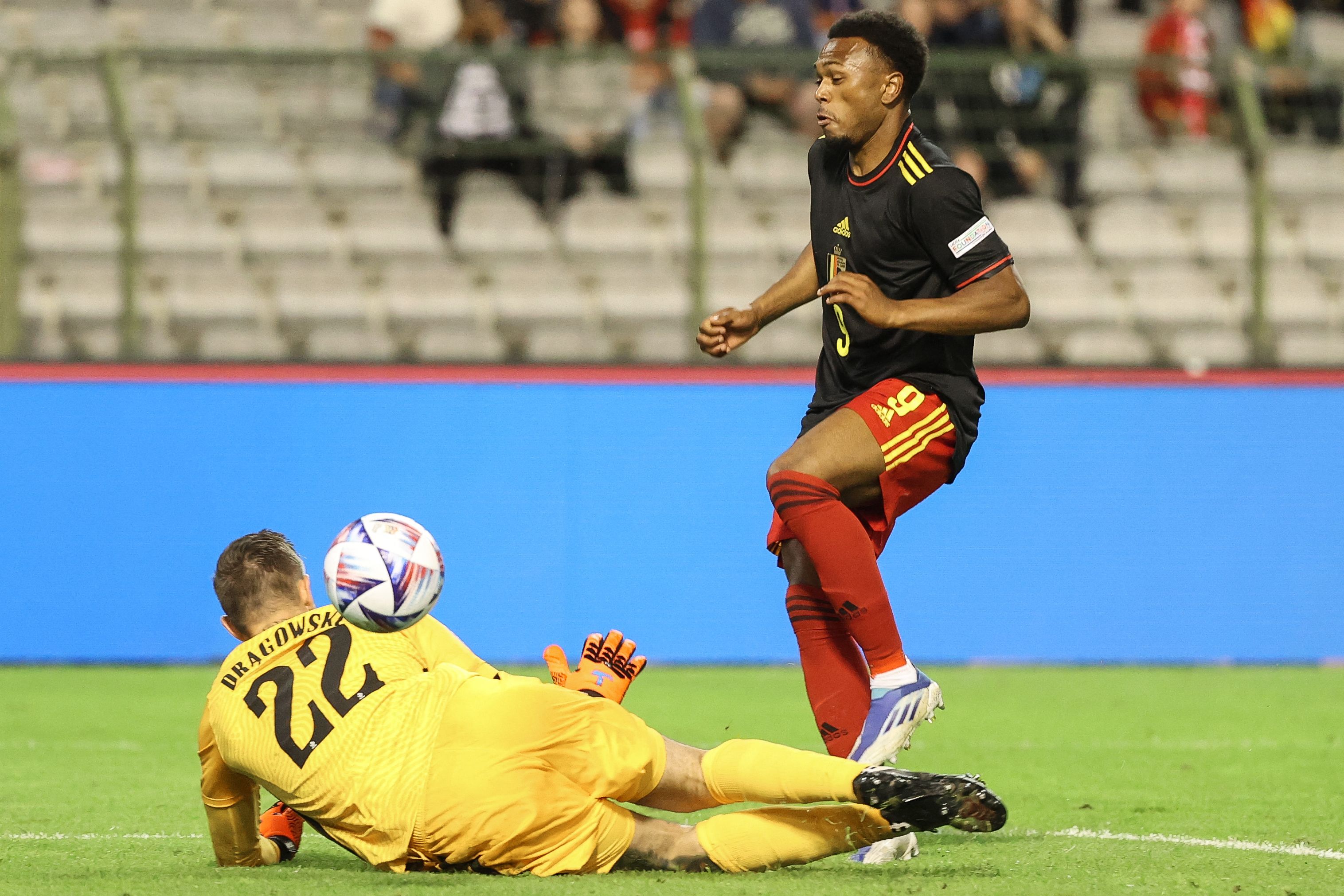 Penyerang Belgia Lois Openda (kanan) berebut bola dengan kiper Polandia Bartlomiej Dragowski (kiri) saat pertandingan sepak bola UEFA Nations League-League A-Grup 4 antara Belgia dan Polandia di The King Baudouin Stadion di Brussel, Kamis (9/6). Pada pertandingan tersebut Belgium mengalahkan Polandia dengan skor 6-1.
AFP/VIRGINIE LEFOUR
