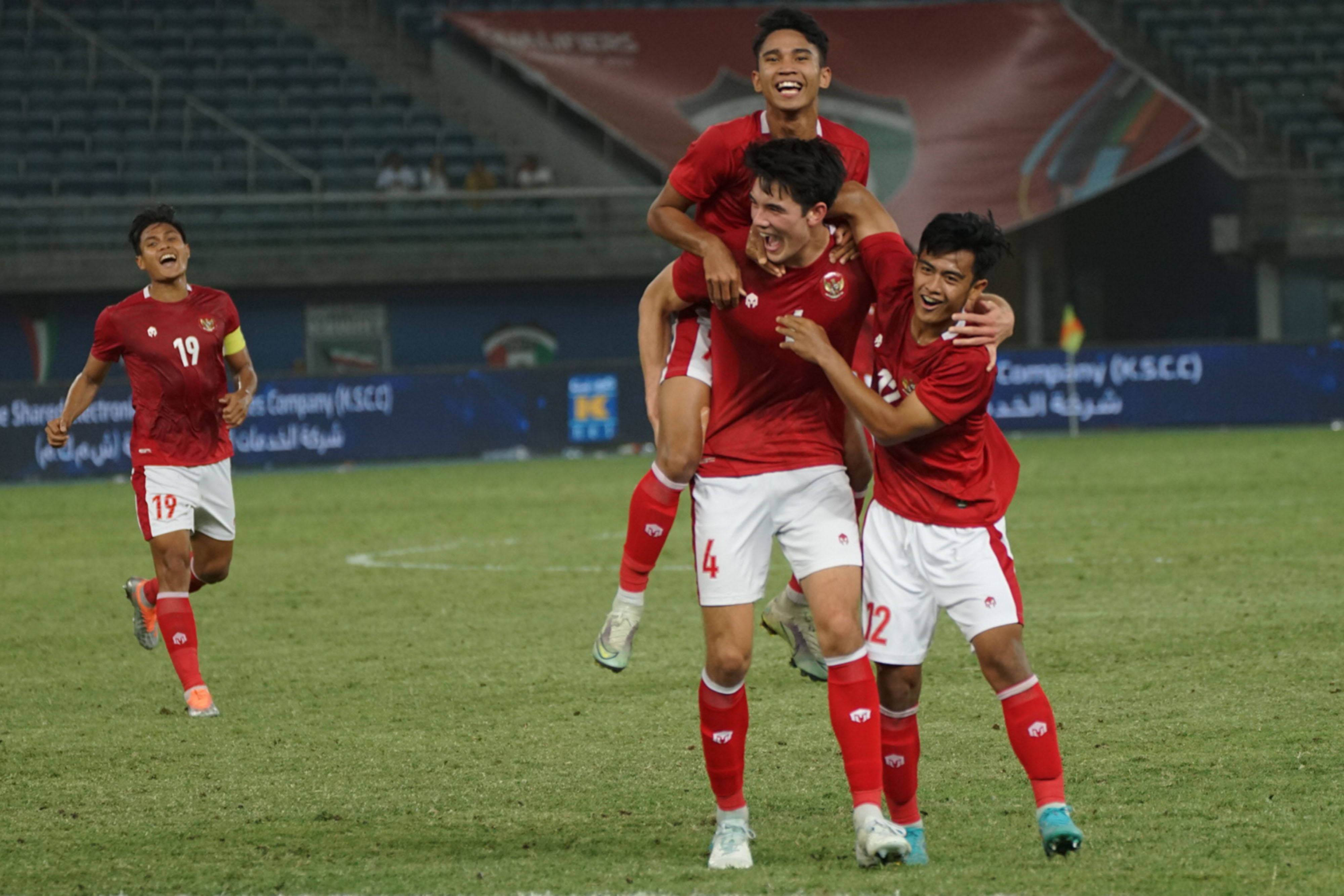 INDONESIA PASTIKAN LOLOS PIALA ASIA 2023. Pesepak bola Timnas Indonesia Elkan Baggott (bawah, tengah) berselebrasi dengan rekan-rekannya usai membobol gawang Timnas Nepal pada laga terakhir Grup A Kualifikasi Piala Asia 2023 di Stadion Internasional Jaber Al Ahmad, Kuwait, Rabu (15/6) dini hari WIB. (ANTARA FOTO/HUMAS PSSI)