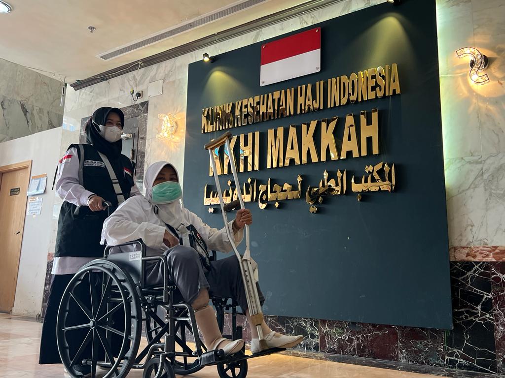 Jemaah calon haji Indonesia sedang menjalani perawatan di KKHI Mekah, Selasa (21/6).
(DOK. MCH 2022)