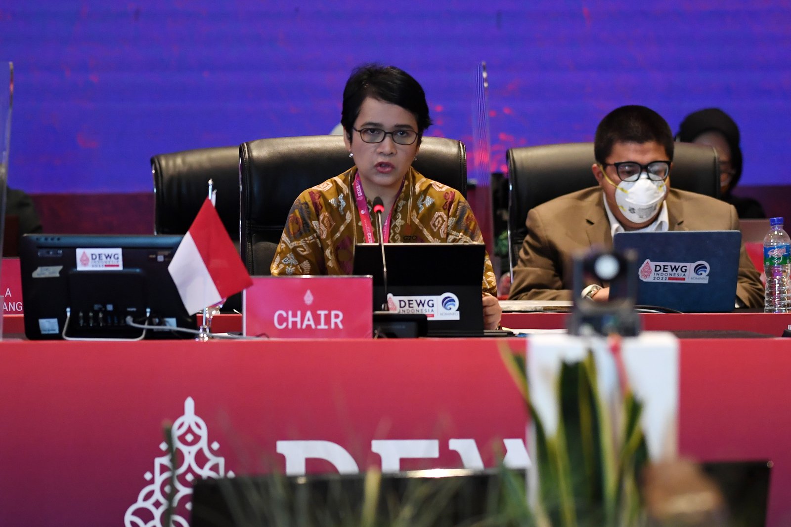 Chair DEWG G20 Presidensi Indonesia yang juga Sekjen Kementerian Kominfo Mira Tayyiba (kiri) menyampaikan pidato dalam Pertemuan Ketiga Digital Economy Working Group (DEWG) Presidensi G20 pada hari terakhir di Labuan Bajo, NTT, Jumat (22/7/2022). Pada penutupan Pertemuan Ketiga DEWG Presidensi G20, semua pihak sepakat bahwa perlu adanya penguatan tata kelola data lintas batas negara. ANTARA FOTO/Indrianto Eko Suwarso/wsj.