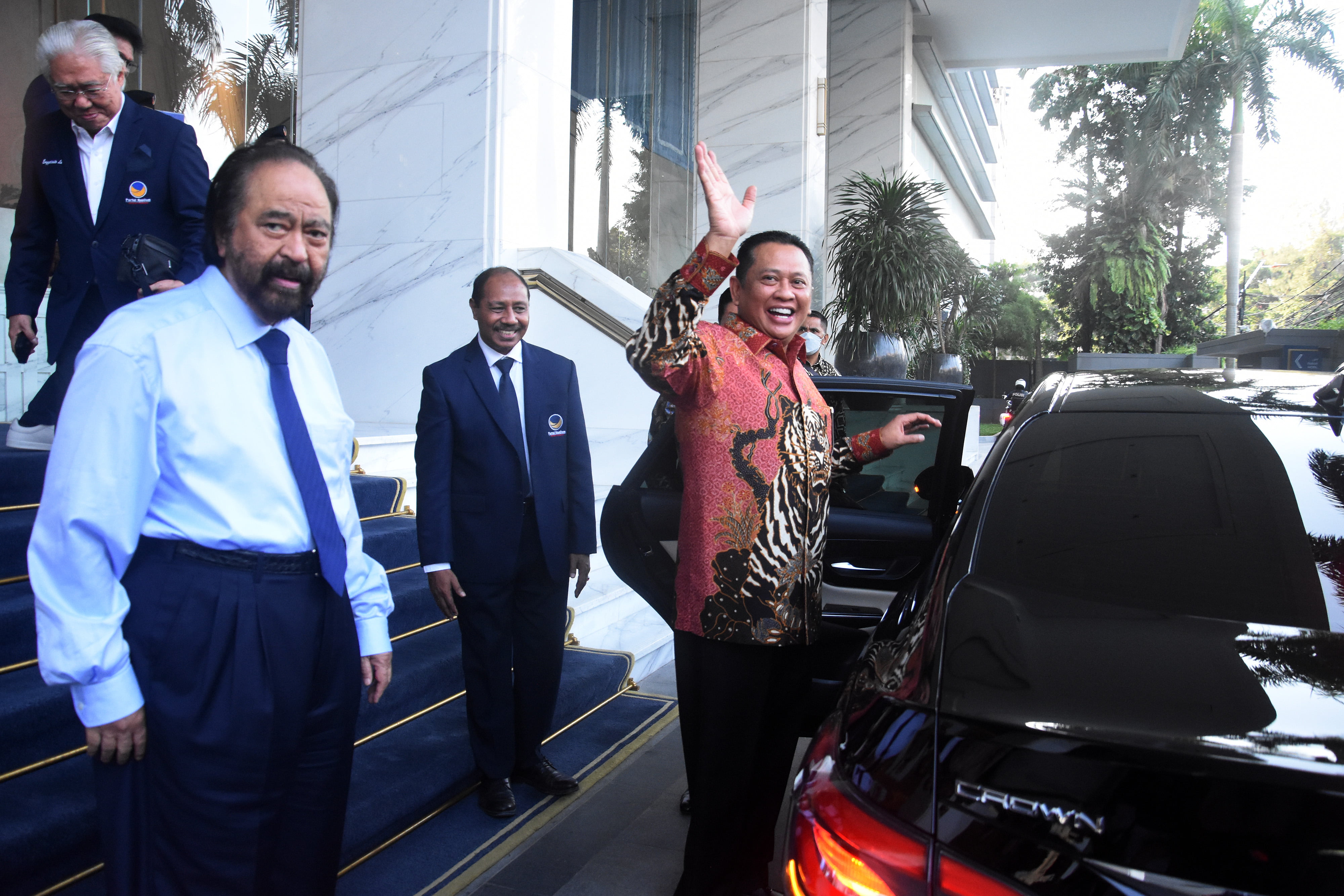 Ketua MPR Bambang Soesatyo (kanan) didampingi Ketua Umum Partai Nasdem Surya Paloh (kiri) menyapa wartawan seusai melakukan kunjungan silaturahmi kebangsaan di kantor DPP Partai Nasdem, Jakarta, Jumat (1/7/22). Kunjungan silaturahmi kebangsaan itu dalam rangka menjalin hubungan kemitraan antara lembaga tertinggi negara dengan partai politik termasuk diantaranya membahas berbagai persoalan bangsa. ANTARA FOTO/Indrianto Eko Suwarso/YU