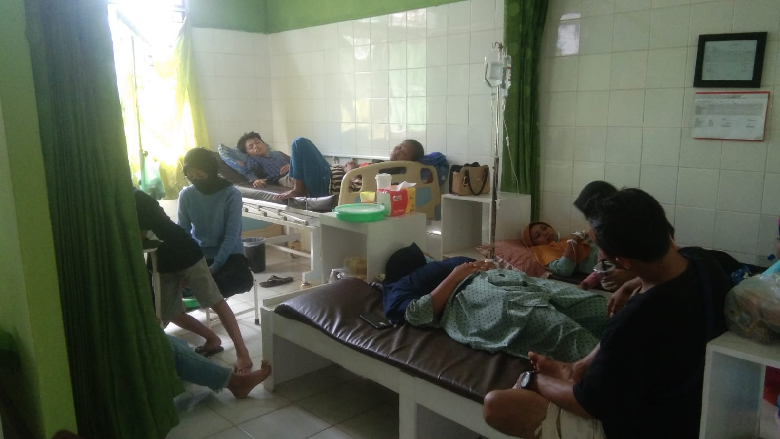 puluhan warga keracunan