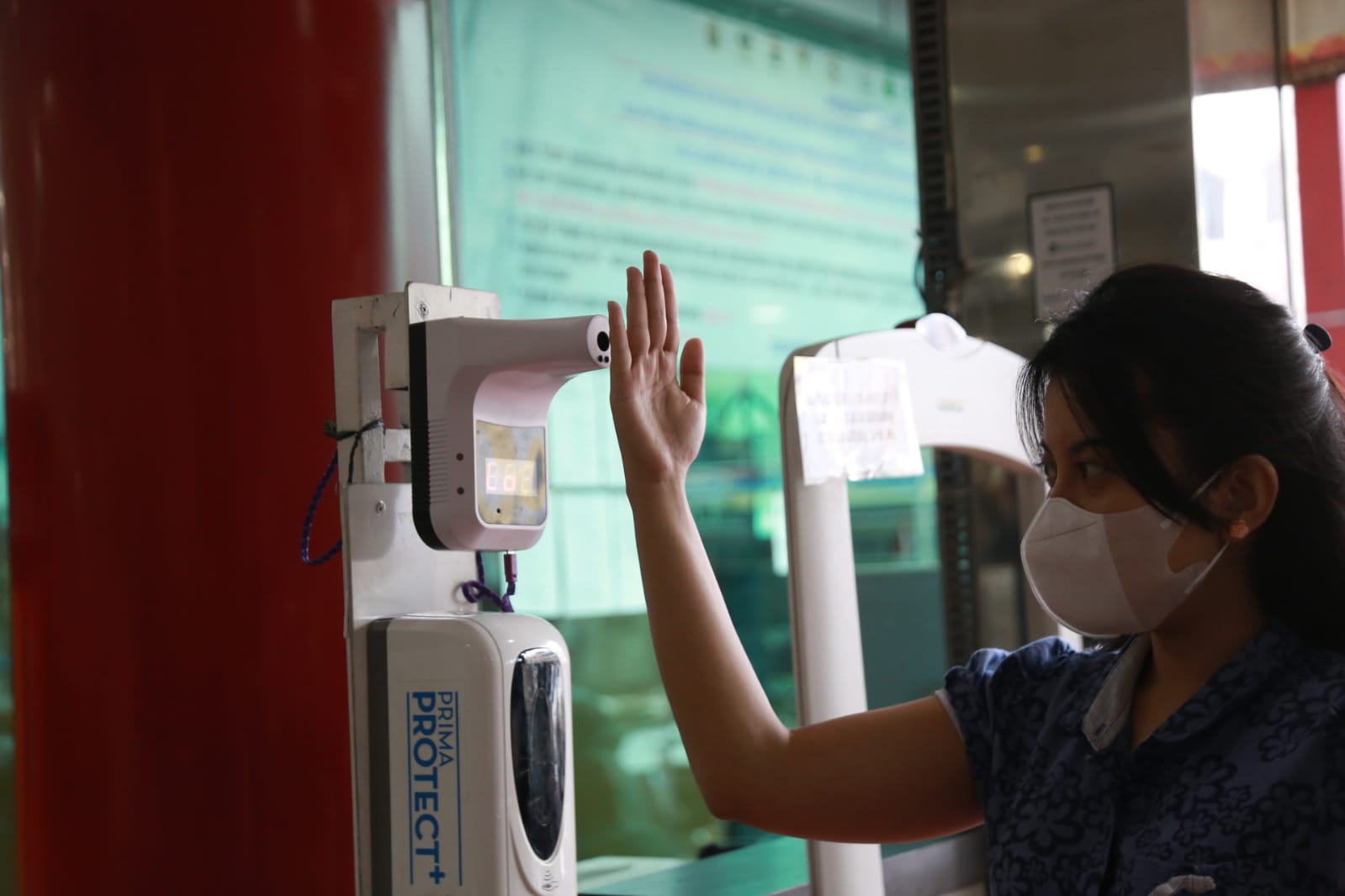 DISIPLIN PROTOKOL KESEHATAN. Pengunjung memeriksa suhu tubuhnya saat akan memasuki Supermarket Candra Tanjungkarang, Bandar Lampung, Rabu (13/7). Satgas Penanganan Covid-19 menyatakan disiplin protokol kesehatan (prokes) melengkapi manfaat vaksin Covid-19. Sebab, penularan masih bisa terjadi meski sudah divaksin booster.
LAMPUNG POST/ZAINUDDIN