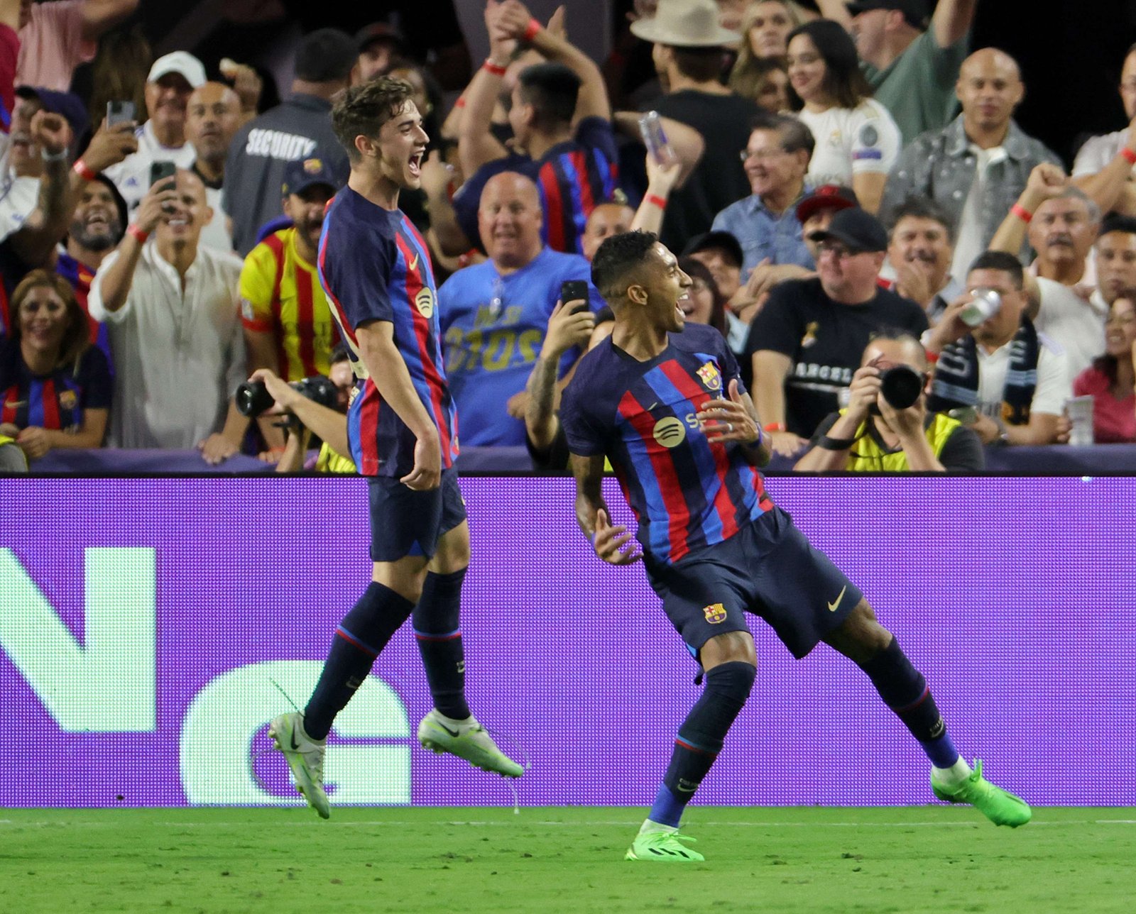 BARCELONA KALAHKAN REAL MADRID. Pesepak bola Barcelona Raphael Dias atau Raphinha (kanan) bersama Pablo Paez Gavira merayakan gol ke gawang Real Madrid dalam laga persahabatan pramusim di Allegiant Stadium, Las Vegas, Nevada, AS, Sabtu (23/7). Barcelona menang 1-0 dalam laga itu.
(AFP/GETTY IMAGES/ETHAN MILLER)