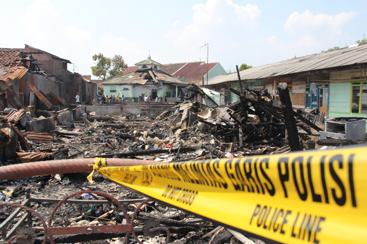 LOKASI KEBAKARAN. Lokasi kebakaran di Bedeng Sinar Utama, Kotakarang, Telukbetung Timur, Kamis (7/7). Peristiwa yang terjadi pada Rabu (6/7) malam, menyebabkan 24 bedeng hangus dan dua orang tewas.
n MTVL/ANDI APRIYADI