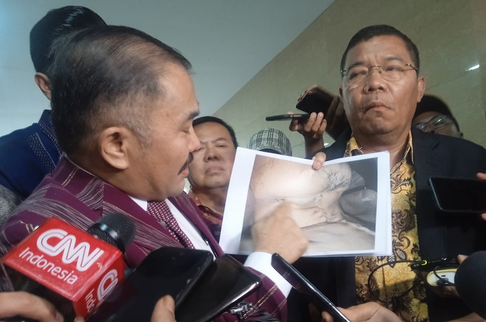 Kuasa hukum keluarga Brigadir Nopryansah Yosua Hutabarat, Kamaruddin Simanjuntak, tiba di Bareskrim Polri. (Medcom)