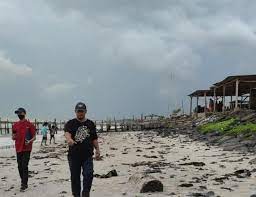 Limbah oli di pesisir Lampung Timur. (IST)