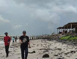 Pencemaran limbah minyak di pesisir Lampung Timur. (IST)