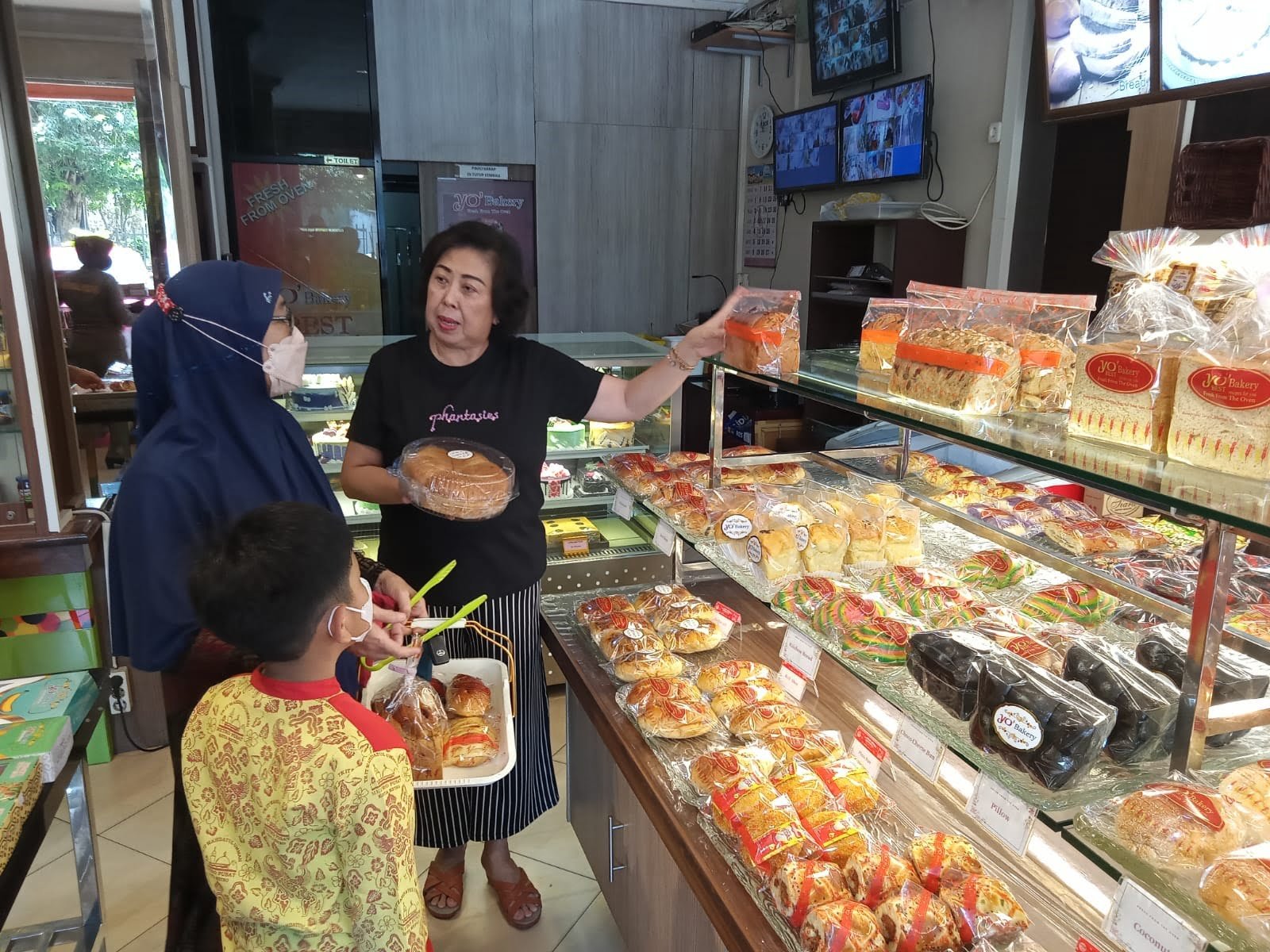 TOKO ROTI YO'BAKERY. Pembeli memilih roti di toko roti Yo'Bakery di Kota Metro, Senin (30/8). Toko roti tersebut berdiri sejak 10 Desember 2007 dan memiliki produk dengan cita rasa yang khas serta aman dinikmati oleh masyarakat.
LAMPUNG POST/BAMBANG PAMUNGKAS